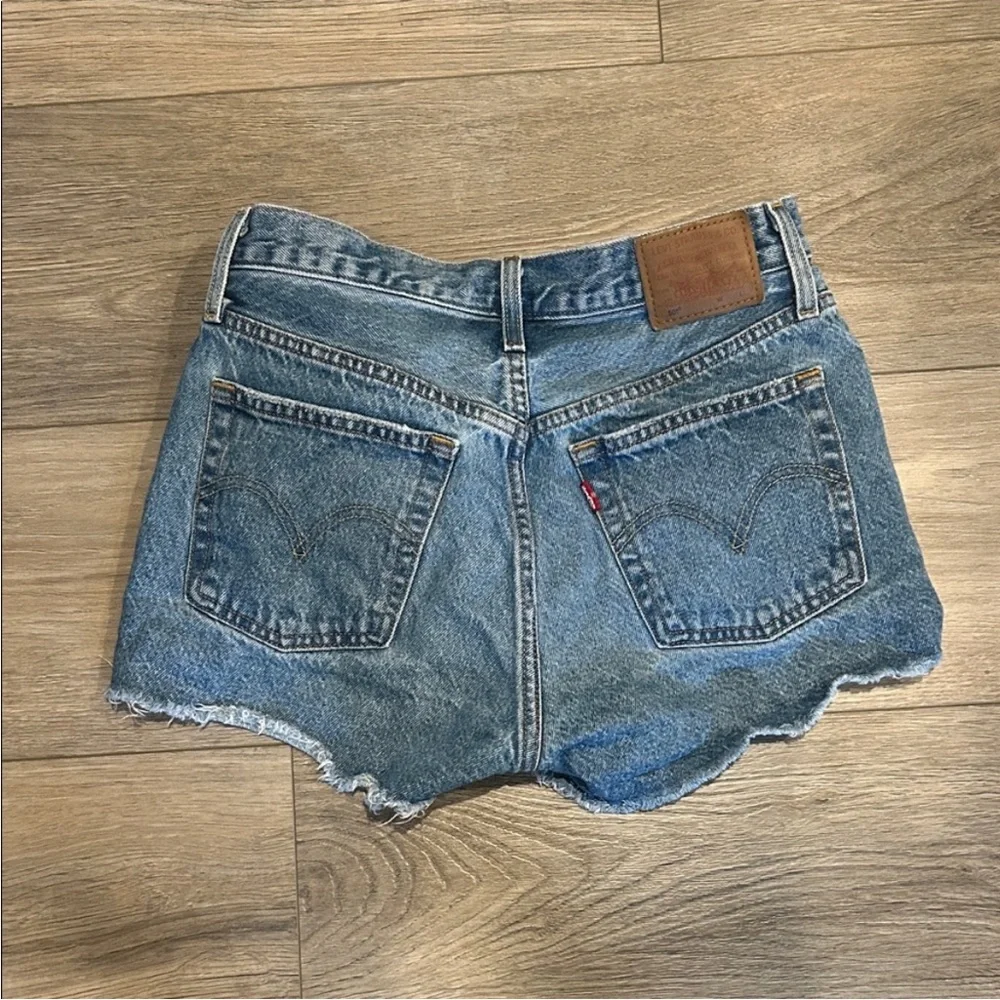 Levi’s Distressed Denim Women’s Jean‎ Shorts Size 26